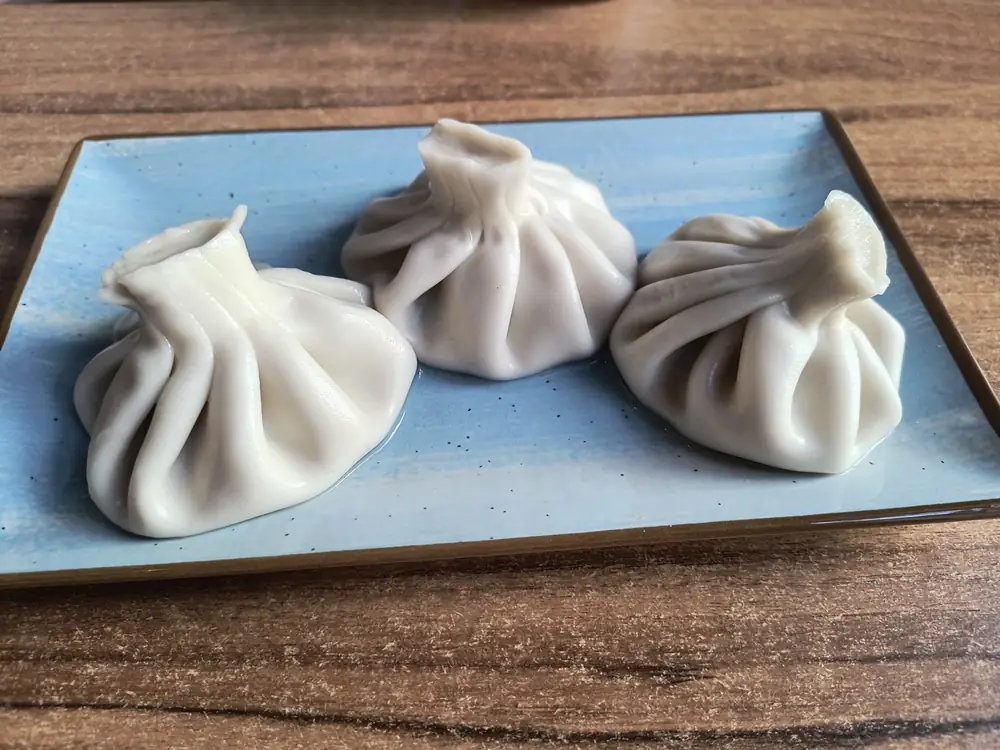 Chinkali z mięsem na niebieskim talerzu